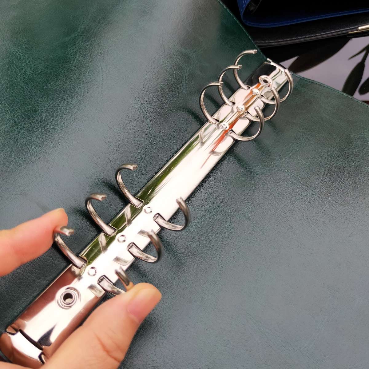 高級感溢れるB5サイズ本革ノートカバー